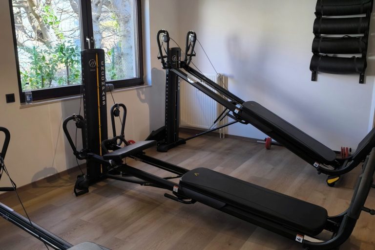 Zwei Total-Gym-Geräte auf unserer Trainingsfläche.