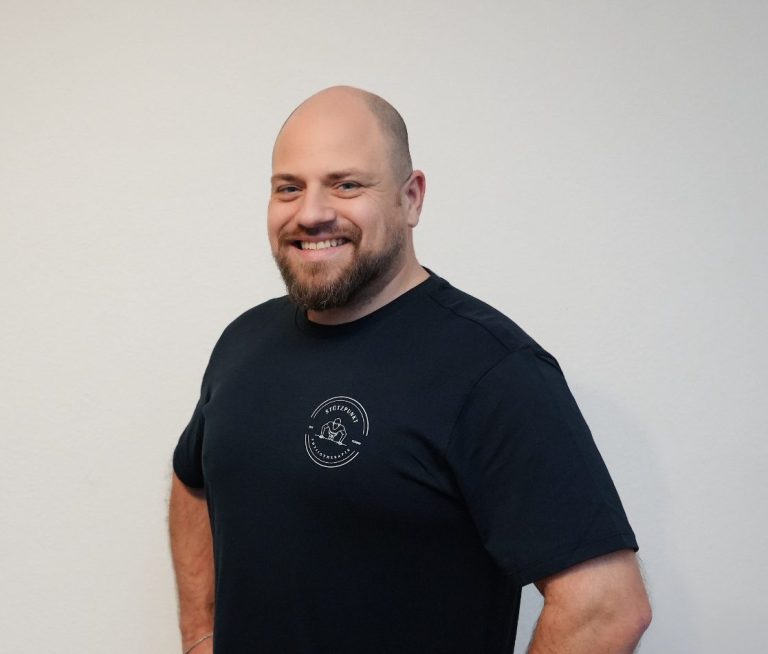 Jens Görres, Inhaber, im schwarzen Praxis-Shirt.